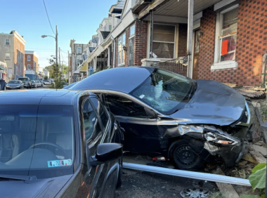 可怕!被盗车辆司机逃避警察追捕中撞上西费城排屋,无人被捕,嫌疑人仍在逃